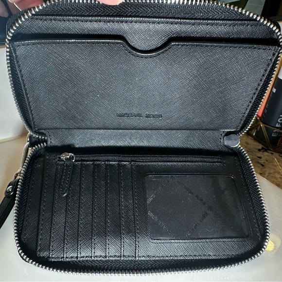 Michael Kors Jet Set Travel Large Wallet - Picture 4 of 6